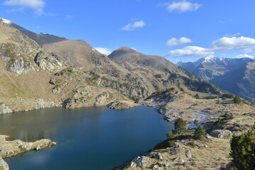 Lac de montagne en Andorre (estany Esbalçat)