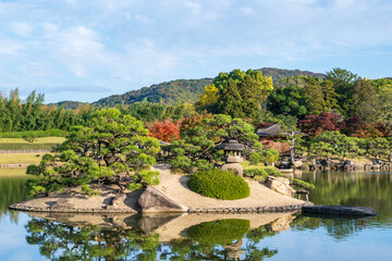 Fototapeta premium 日本の岡山県岡山市の後楽園の美しい秋の風景
