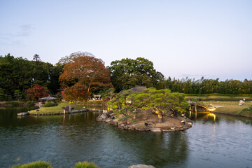 Naklejka premium 日本の岡山県岡山市の後楽園の美しい夜の風景