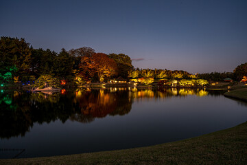 日本の岡山県岡山市の後楽園の美しい夜の風景