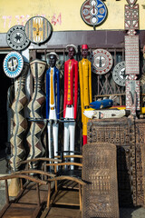 des statues traditionnelles dans une rue d eDakar au Sénégal en Afrique de l'Ouest