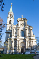 Obraz premium Baroque Church Facade with Corinthian Columns under Blue Sky