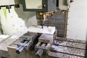A mechanical machine to mold plastic parts