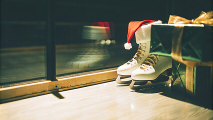 Obraz premium Close-up of ice skates with red cap. Christmas spirit. Winter sport