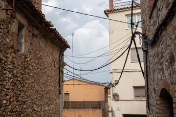 Interessante Strom- und Telefonkabel in Capmany, Provinz Girona, Autonome Gemeinschaft Katalonien,...