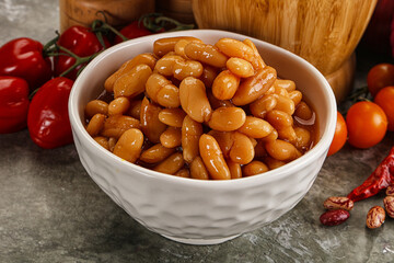 Canned beans in tomato sauce