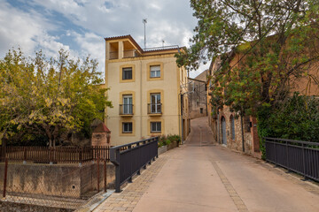 Obraz premium Blick in die Carrer del Nord in Capmany, Provinz Girona, Autonome Gemeinschaft Katalonien, Spanien