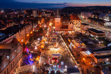 Fototapeta premium Christmas market in the Main Town in Gdansk at dusk. Poland