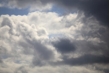 Obraz premium 雨雲と雲が混じり合った雨上がりの冬の空