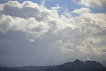 雨雲と雲が混じり合った雨上がりの冬の空