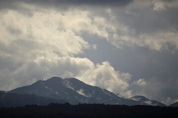 雨雲と雲が混じり合った雨上がりの冬の空