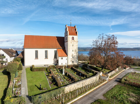 Luftbild von der Gemeinde Horn auf der Halbinsel H&ouml;ri mit der Kirche St. Johann und Vitus