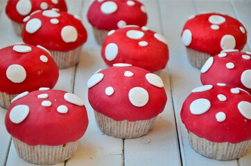 Cupcake de fondant rojo con lunares blancos.