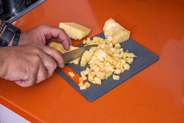 Once peeled and cleaned, you can chop the pineapple any way you like: cubes, slices, etc