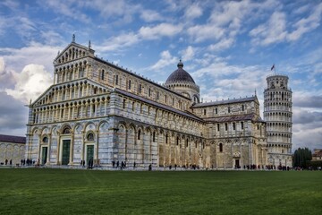 Fototapeta premium pisa, italien - piazza dei miracoli mit dom und schiefem turm im abendlicht