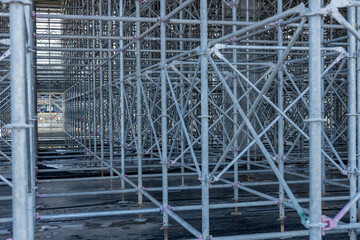 Obraz premium High scaffolding structure under construction beams