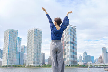 外で深呼吸する女性　後ろ姿