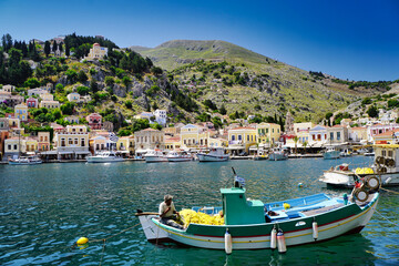 Hafen mit Fischerboot auf der griechischen Insel Simi in der Ägäis, Griechenland