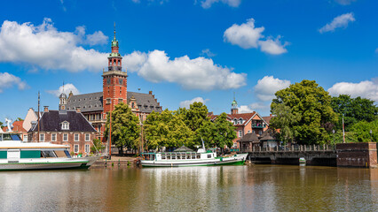 Die Hafenstadt Leer in Ostfriesland mit Alter Waage (historisches Waagenhaus), Rathaus und Zugbr&uuml;cke &uuml;ber die Leda; Niedersachsen; Deutschland