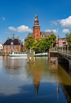 Die Hafenstadt Leer in Ostfriesland mit Alter Waage (historisches Waagenhaus), Rathaus und Zugbr&uuml;cke &uuml;ber die Leda; Niedersachsen; Deutschland