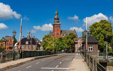 Obraz premium Die Hafenstadt Leer in Ostfriesland mit Zugbrücke über die Leda, Alter Waage (historisches Waagenhaus) und Rathaus; Niedersachsen; Deutschland