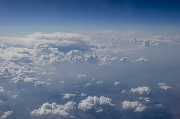 Fototapeta premium The sky is filled with clouds and the sun is shining through them