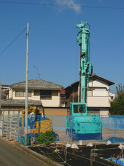 住宅街の建築現場のボーリングマシーン