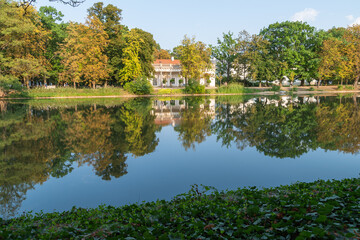 Obraz premium The Old Guardhouse in Royal Baths Park. Autumn landscape in Lazienki Park.