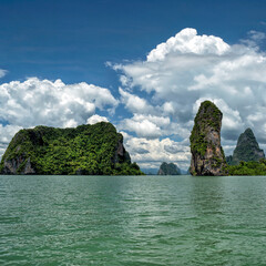 Fototapeta premium Krabi, Thailand. Travel to the tropical paradise of the Andaman Sea. Islands and beaches of the National Thai Park Krabi 