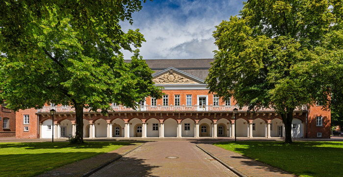 Der Marstall (Marstallgeb&auml;ude) auf dem Schlossplatz in Aurich; Ostfriesland