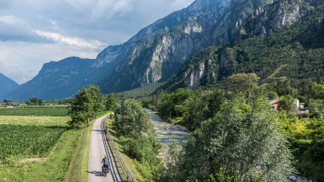 Wolkenverhangene Alpen: Via Claudia Augusta mit Drohne