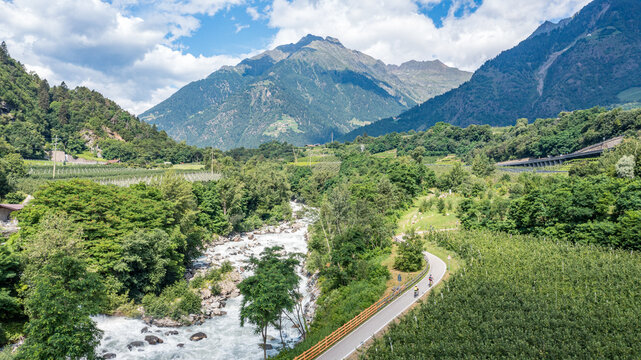 Unterwegs auf der Via Claudia Augusta - Radfahren durch die Alpen mit Blick auf den Fluss Etsch