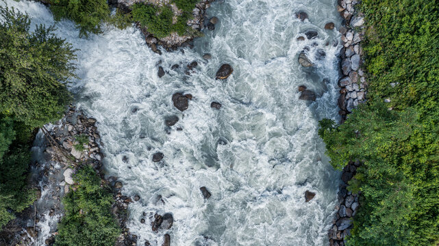 Drohnenblicke: Der Fluss Etsch und seine Naturgewalten