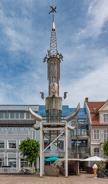 Aurich, Ostfriesland, Deutschland - 20.06.2024: Der Sous-Turm auf dem Marktplatz von Aurich.