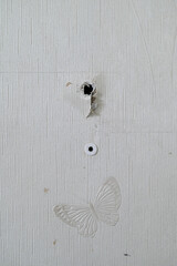 오래된 벽지 앙카의 파손된 부분

