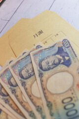 新紙幣（千円札）と月謝袋	
