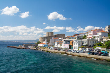 Obraz premium Scenic Coastal View of Çanakkale with Historic Castle and Vibrant Waterfront Architecture