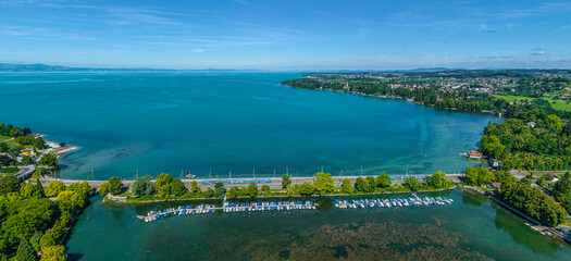 Ausblick auf Lindau am Bodensee an einem sonnigen Tag im Juli