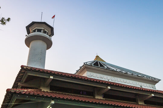 Roof, dome, and minaret of a mosque in the "Sunan Ampel" religious tourism area in Surabaya.
