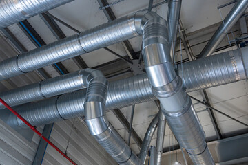 Ensemble de gaines inox de ventilation dans une usine industrielle