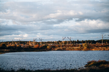 Obraz premium Landscape on a lake with trees on a sunny day