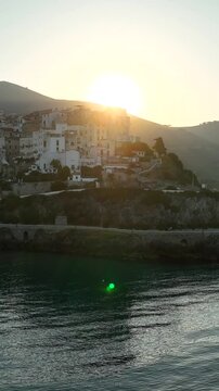 Il borgo e il porto di Sperlonga, localit&agrave; turistica del Lazio. Italia.
Vista aerea del paese arroccato sulla collina che affaccia sul mare. 