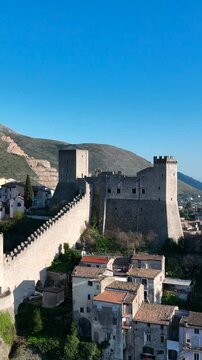il Castello di Itri in provincia di Latina, Lazio, Italia.
Veduta aerea del borgo famoso per le coltiviazioni degli ulivi, delle olive itrane e dell'olio da tavola.