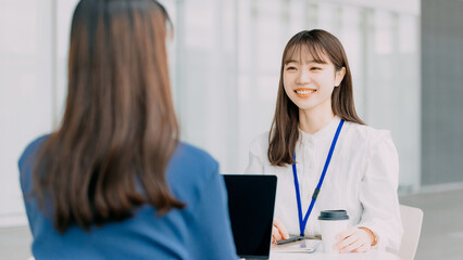 ミーティングをする2人の女性・ビジネスウーマン