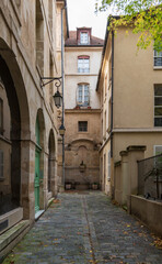 Obraz premium Le passage Eginhard avec au fond, les vestiges d'une ancienne fontaine, quartier du Marais, 4ème arrondissement, Paris, France
