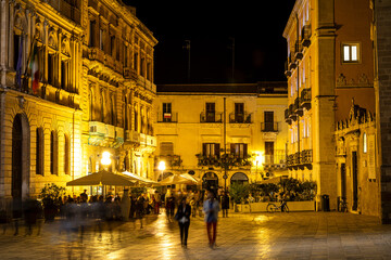 Fototapeta premium Night shot of square and baroque buildings in beautiful ancient Italian city (Syracuse) on the island of Sicily