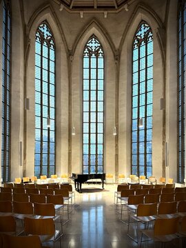 Warten auf das Publikum. Die B&uuml;hne ist bereit f&uuml;r das Konzert.