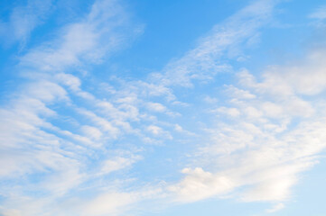 Naklejka premium Colorful sunset sky landscape, fluffy cumulus clouds in the picturesque sunset sky