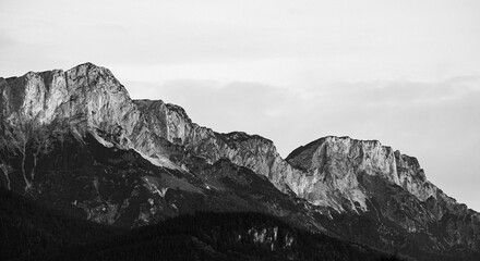 Schwarz Weiß Foto einer Bergkette in den Alpen, Gebirge, Steile Felswände zum Klettern,