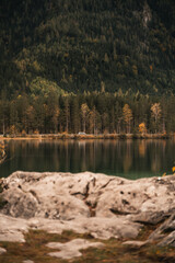 Blick auf das Ufer eines Sees in den Bergen, Hintersee